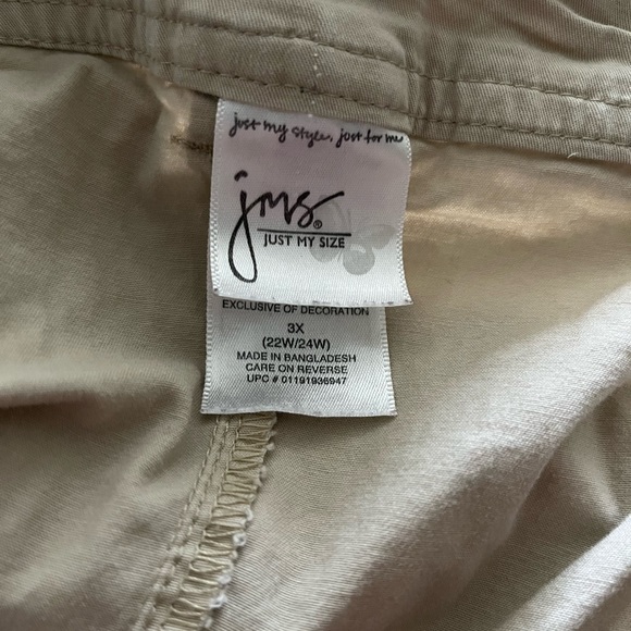 Plus Size Capri Pants - Picture 6 of 7